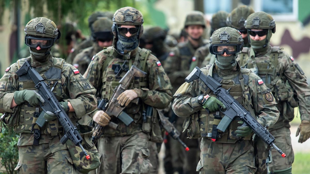 szkolenie
Kijewo, 11.07.2022. Ostatnia edycja szkolenia z zakresu COMBAT MEDIC (medycyny taktycznej) realizowanego dla �o�nierzy WOT przez instruktor�w z USA, w ramach wsp�pracy CSWOT z Gwardi� Narodow� Stanu Illinois, 11 bm. na terenie poligonu w Kijewie (woj. kujawsko-pomorskie). W czasie �wiczenia odby�a si� symulacja dzia�ania z wykorzystaniem procedury MASCAL (tzn. post�powanie w sytuacji, gdy konieczne jest udzielenie pomocy du�ej liczbie os�b rannych). (t�/awol) PAP/Tytus �mijewski
Tytus �mijewski
bojowa, combat medic, cswot, �wiczenia, �wiczenie, gwardia narodowa stanu illinois, mascal, medycyna, medycyna taktyczna, medycyny taktycznej, obrony terytorialnej, pierwsza pomoc, poligon, symulacja, szkolenie, wojska obrony terytorialnej, wojska ot, wojsko, wojskowa, wojskowe, WOT, �o�nierze