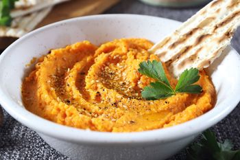 Świetna do krakersów i warzywnych sticków. Pastę do maczania robię z pieczonej marchewki