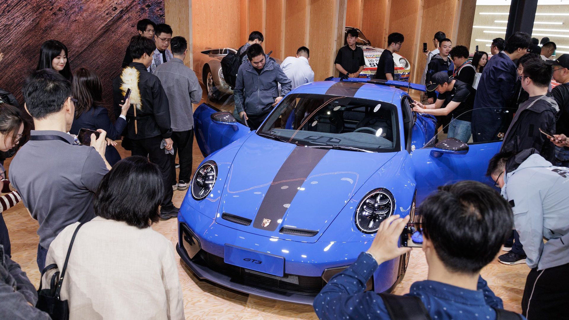 Porsche 911 GT3 obserwowane przez gości Shanghai Motor Show 2025