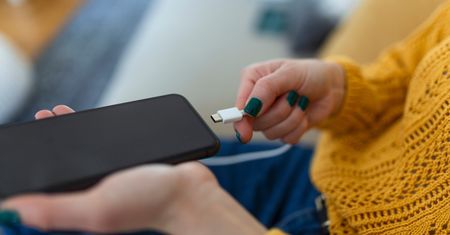 Tak zawsze ładujesz telefon? Natychmiast przestań