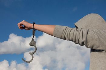 Poszukiwana 34-latka chciała uniknąć zatrzymania. Podała fałszywe dane, ale plan się nie powiódł