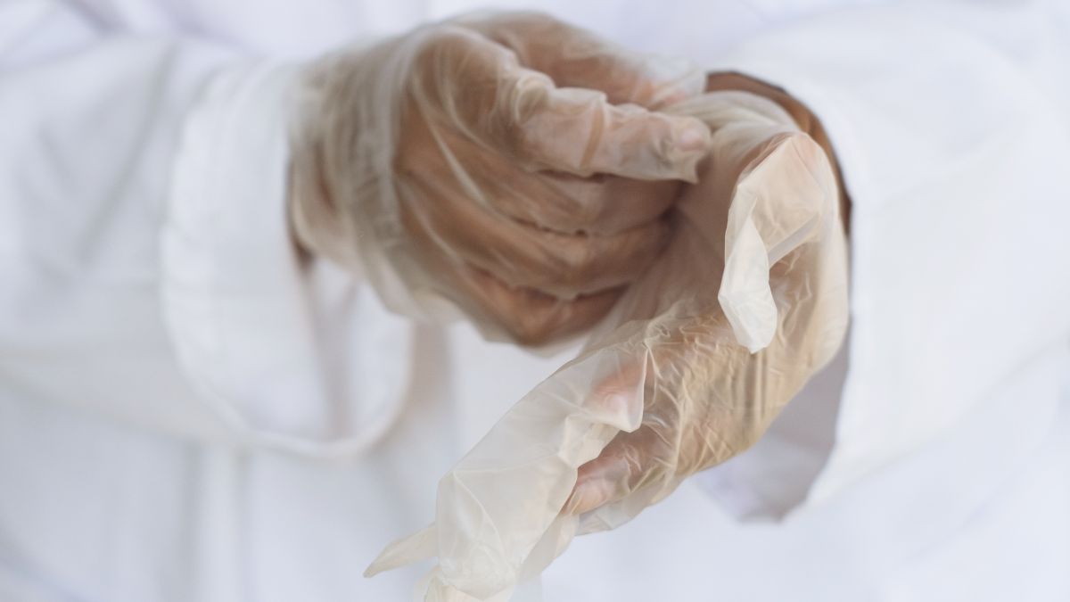 Lekarz nie zauważył noża tkwiącego w klatce piersiowej pacjenta