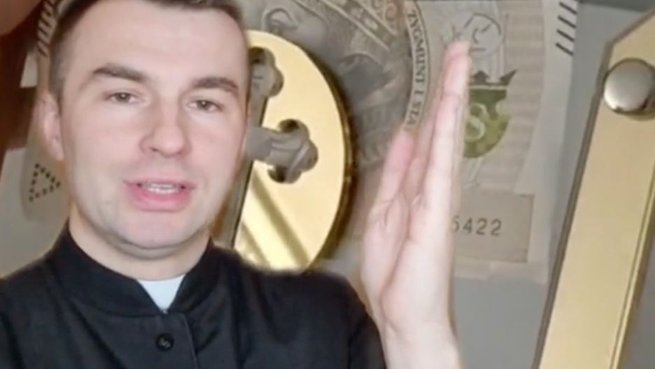 Ksiądz pokazał komunijny "hit"