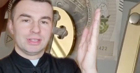 Pokazał komunijny "hit". Nie krył zniesmaczenia