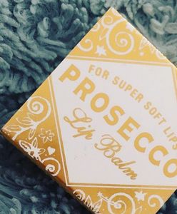 Były pączki prosecco, jest balsam do ust. Tak można o siebie dbać!