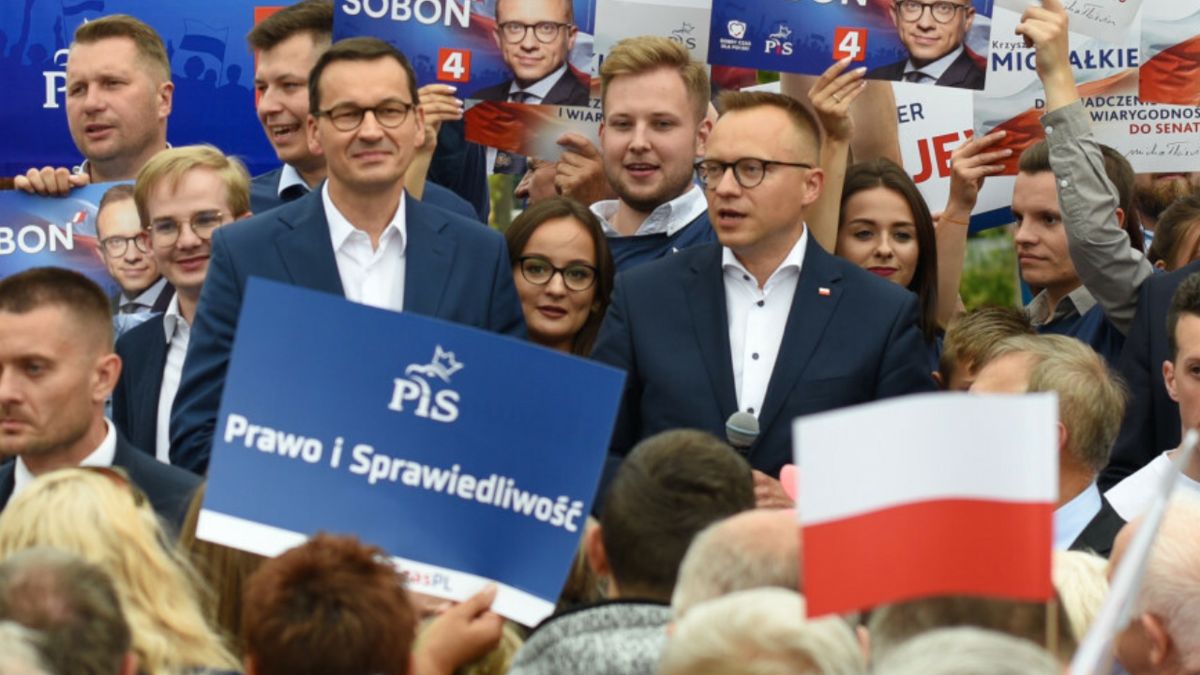 Premier Mateusz Morawiecki i wiceminister finansów Artur Soboń 