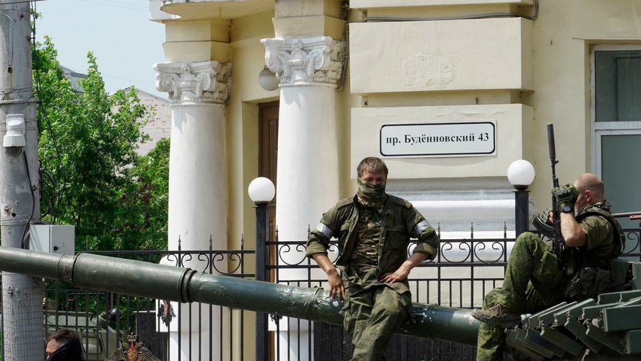 Wojska grupy Wagnera w Rostowie
Members of Wagner group sit atop of a tank in a street in the city of Rostov-on-Don, on June 24, 2023. President Vladimir Putin on June 24, 2023 said an armed mutiny by Wagner mercenaries was a "stab in the back" and that the group's chief Yevgeny Prigozhin had betrayed Russia, as he vowed to punish the dissidents. Prigozhin said his fighters control key military sites in the southern city of Rostov-on-Don. (Photo by STRINGER / AFP)
STRINGER