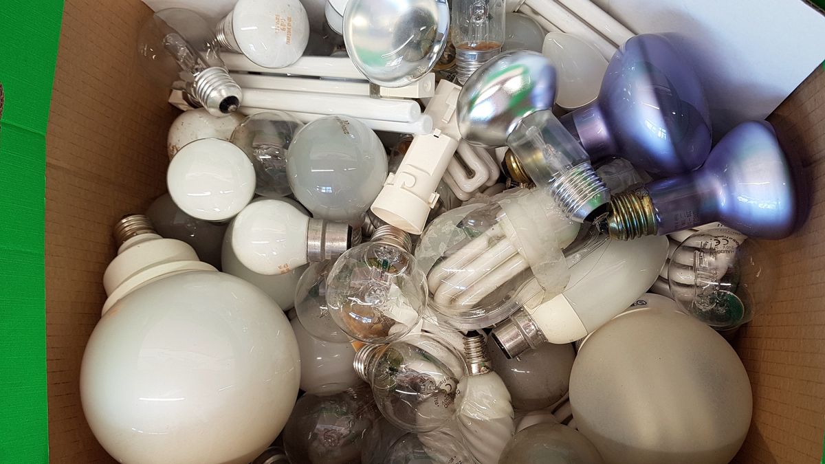 Zużyte żarówki i świetlówki. Niewłaściwe ich traktowanie może sporo kosztować