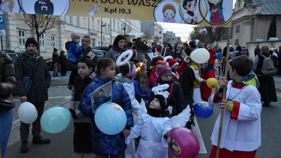 Na dzień przed Wszystkimi Świętymi ulicami Kalisza przeszedł Korowód Świętych. Wierni przebrani za swoich patronów lub postaci świętych przeszli trasą z Parafii Świętej Rodziny do Narodowego Sanktuarium Świętego Józefa.