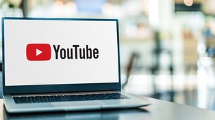 YouTube na siłę tłumaczy. Koniec z oryginalnymi językami w filmach