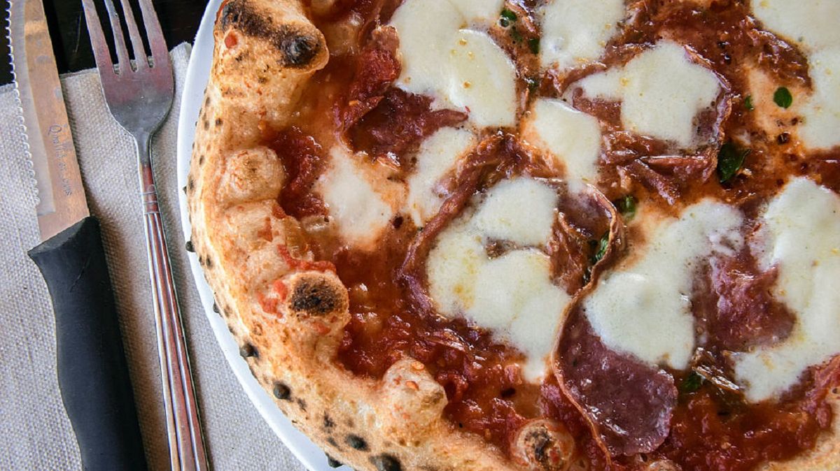 Pizza z serem w brzegach to spełnienie marzeń każdego pizzoholika