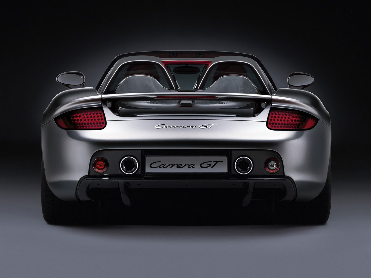 Produkcję Carrery GT zakończono w roku 2006. Powstało łącznie nieco ponad 1270 egzemplarzy. Wstępnie Porsche planowało wyprodukować 1500 sztuk tego modelu, ale plany zostały zmienione w 2005 roku, gdy okazało się, że w USA zostaną zmienione przepisy dotyczące poduszek powietrznych.