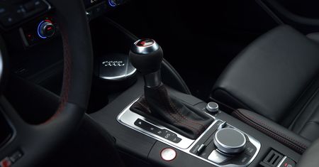 Automatyczna skrzynia biegów: P, R, N i D - do czego służą i jak to jest z holowaniem?