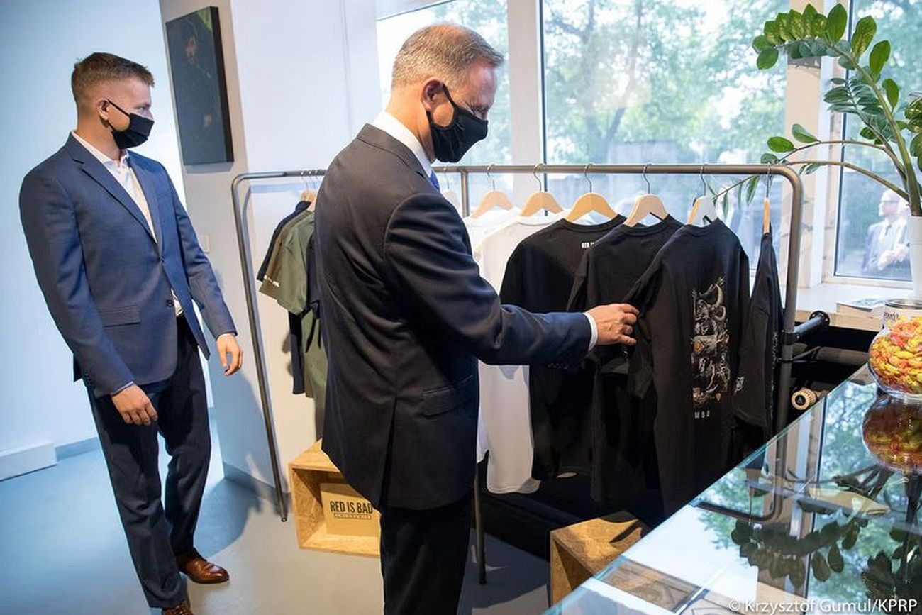 Czasy pandemii. Prezydent Andrzej Duda w siedzibie Red Is Bad