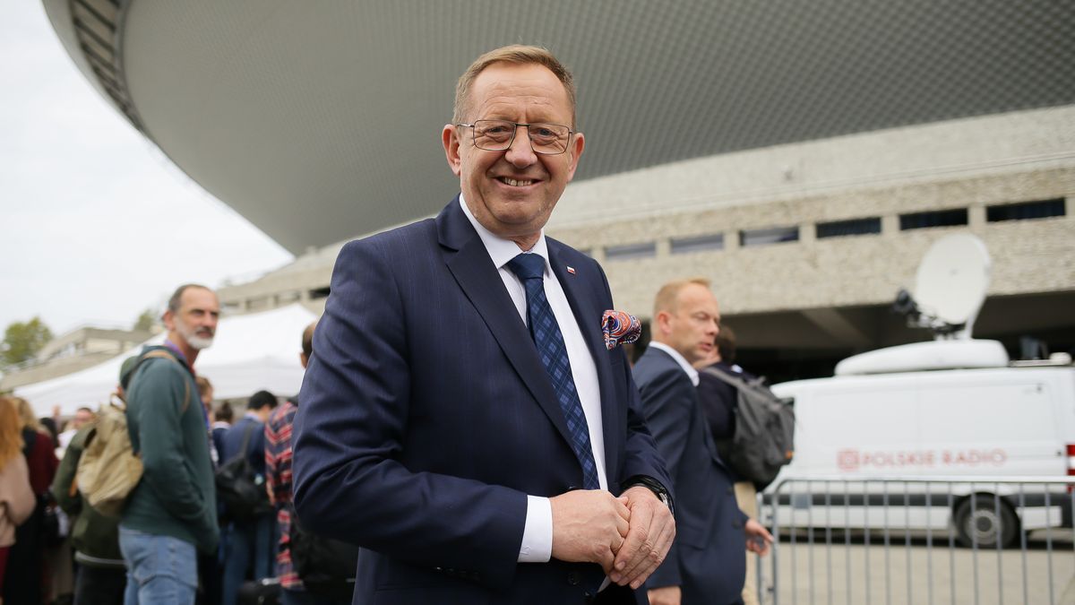 Katowice, 01.10.2023. Kampania wyborcza do parlamentu 2023. Minister rolnictwa Robert Telus przed konwencją wojewódzką PiS, 1 bm. w hali widowiskowo-sportowej "Spodek" w Katowicach. (mr) PAP/Zbigniew Meissner