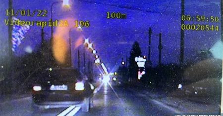 32-latek bez uprawnień wyprzedzał na przejściu dla pieszych