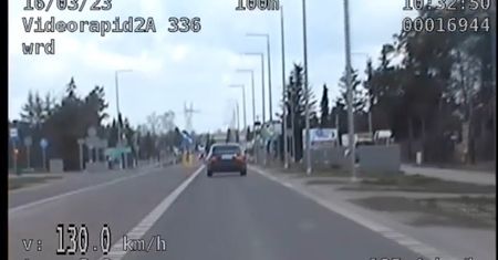 130 km/h na 50 i wyprzedzanie w miejscu zabronionym. 4,5 tys. zł mandatu i 45 punktów dla kierowcy mercedesa