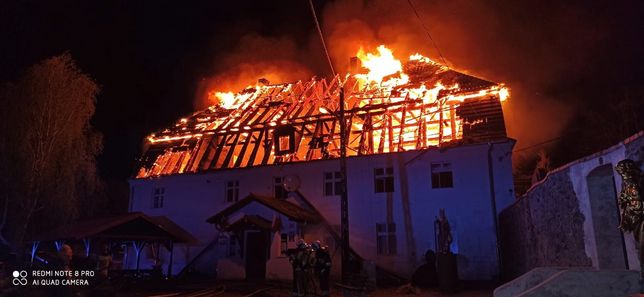 Jakubów, 04.05.2021. Gaszenie pożaru, który wybuchł w nocy z 3 na 4 bm. w zabytkowym budynku plebanii w Jakubowie w powiecie polkowickim na Dolnym Śląsku. Ogień całkowicie strawił dach budynku. Proboszcz sam opuścił zabudowanie, trafił do szpitala na obserwację. (aldg) PAP/KP PSP Polkowice 
***Zdjęcie do depeszy PAP pt. Dolnośląskie/ Pożary budynku plebanii w Jakubowie***
HANDOUT EDITORIAL USE ONLY NO SALES