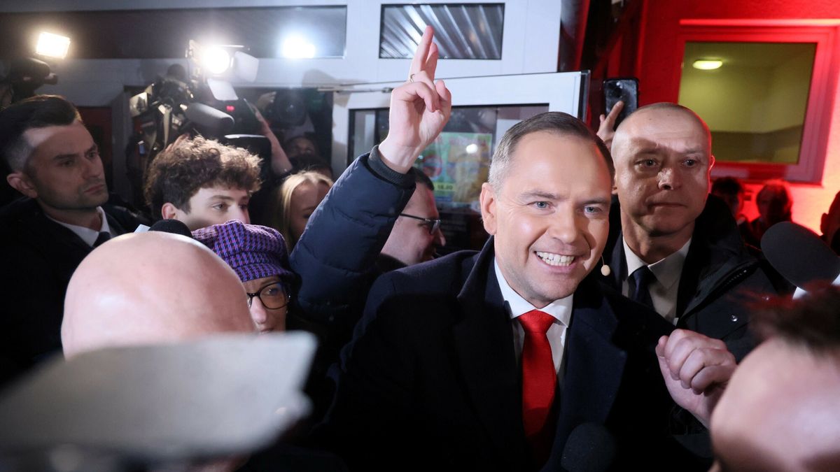 Debaty w Ko?skich
Fot. Pawel Wodzynski/East News, 11.04.2025. Konskie. Prezydencka kampania wyborcza. Sztab kandydata KO Rafala Trzaskowskiego zaprosil do przedwyborczej debaty w Konskich kontrkandydata - Karola Nawrockiego (PiS). Chec udzialu w debacie zglosili tez inni kandydaci.
N/z: Karol Nawrocki po debacie
Pawel Wodzynski