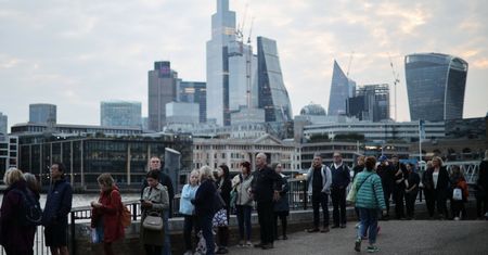 Brytyjczycy wściekli. Posłowie mogą ominąć kolejkę do trumny królowej i wziąć kilka osób