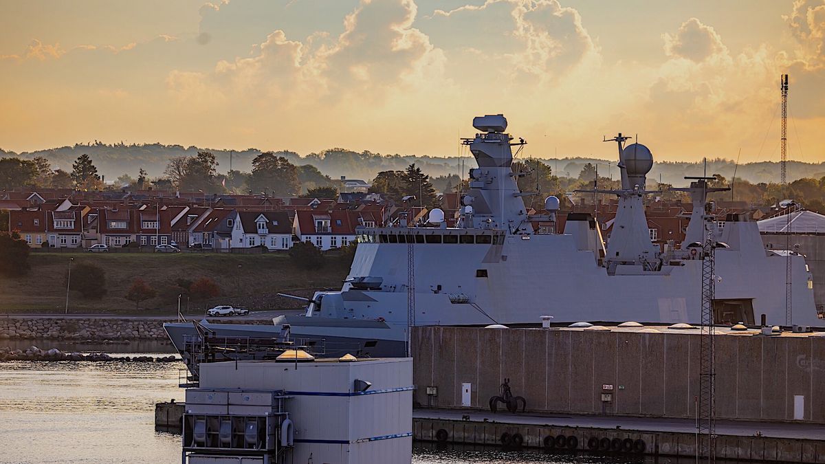 A Royal Danish Navy Absalon-class frigate HDMS Absalon is pictured at the harbor of Ronne at the island Bornholm, Denmark, 30 September 2022. The Swedish Coast Guard announced on 29 September that it discovered a fourth gas leak on the Nord Stream pipelines damaged earlier this week in the Baltic Sea. EPA/HANNIBAL HANSCHKE Dostawca: PAP/EPA.