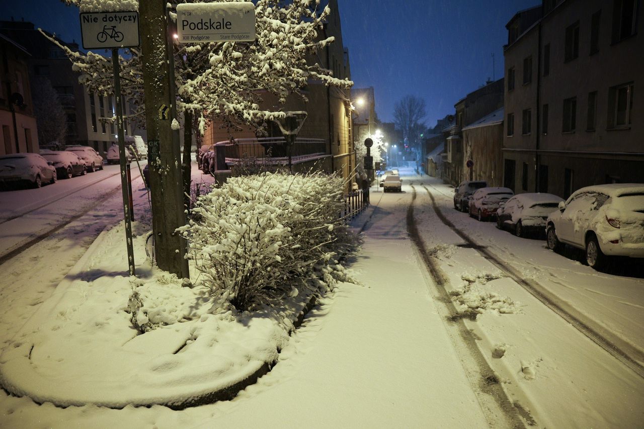 Ponad 1,5 tys. interwencji strażaków z powodu intensywnych opadów śniegu. Ostrzeżenia pogodowe również na niedzielę
