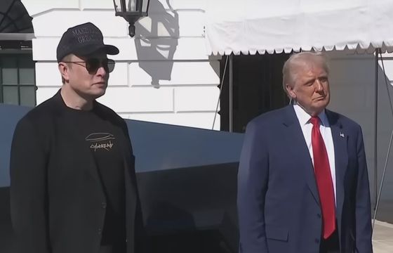 Donald Trump nie sprzeda Tesli. „Mam nadzieję, że Musk nie zażywał narkotyków w Białym Domu”