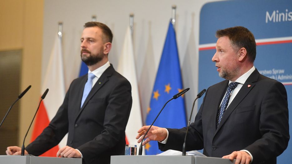 Warszawa, 22.03.2024. Minister spraw wewnętrznych i administracji Marcin Kierwiński (P) i wicepremier, minister obrony narodowej Władysław Kosiniak-Kamysz (L) podczas koferencji w siedzibie MSWiA w Warszawie, 22 bm. Konferencja dotyczyła ustawy o ochronie ludności i obronie cywilnej. (sko) PAP/Piotr Nowak