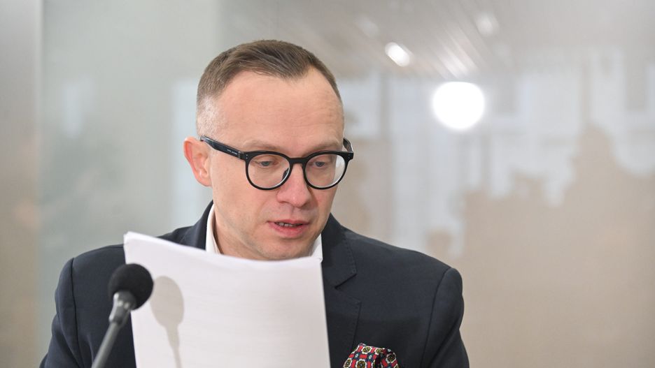 Warszawa, 18.03.2024. Były wiceminister aktywów państwowych, członek zarządu Narodowego Banku Polskiego Artur Soboń składa, 18 bm. w Sejmie w Warszawie, zeznania przed sejmową komisją śledczą ds. zbadania legalności, prawidłowości oraz celowości działań podjętych w celu przygotowania i przeprowadzenia wyborów Prezydenta Rzeczypospolitej Polskiej w 2020 r. w formie głosowania korespondencyjnego. (amb) PAP/Radek Pietruszka