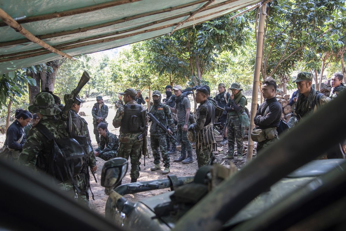 Żołnierze Sił Obrony Narodowości Karenni przygotowują się do operacji wojskowej przeciwko armii birmańskiej 