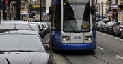 Kraków: Lata lecą, a na Długiej cały czas to samo. Kierowcy niechlujnie parkują, tramwaje nie mogą przejechać. A ludzie tracą cenny czas.
