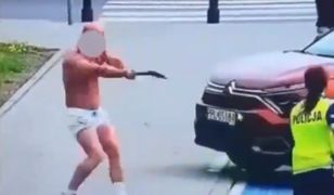 Zaatakował policjantów siekierą. Nagranie krąży w sieci
