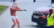 Zaatakował policjantów siekierą. Nagranie krąży w sieci