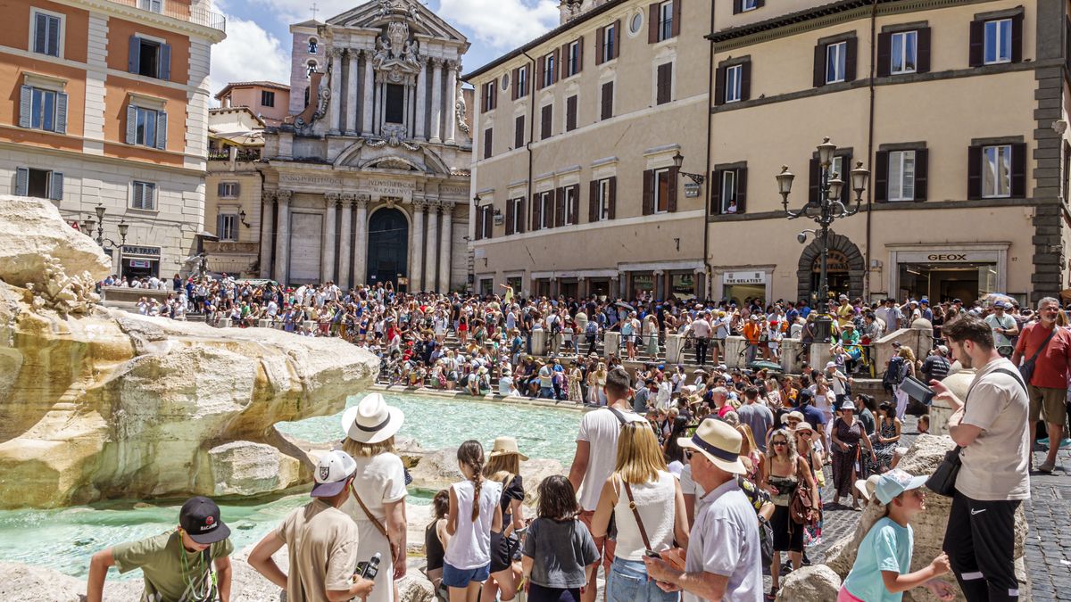 Fontanna di Trevi w Rzymie jest oblegana przez turystów.