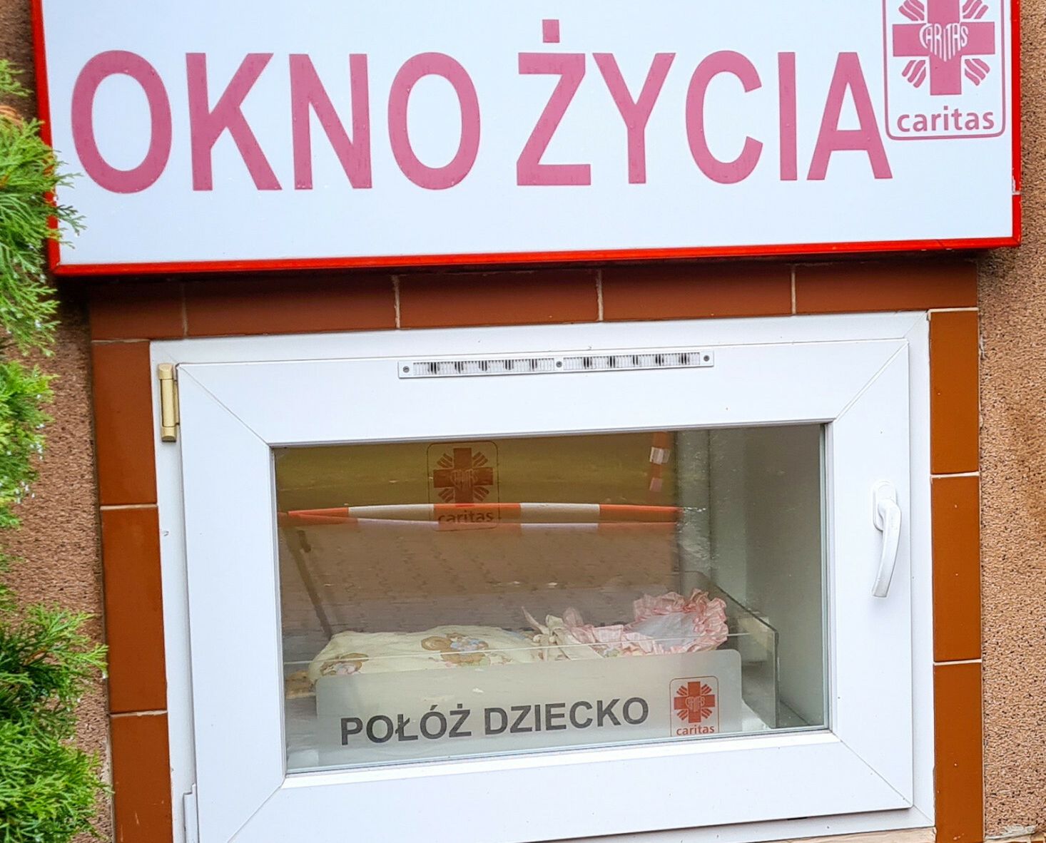 Małą dziewczynkę znaleziono w oknie życia w Gliwicach