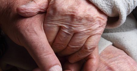 Nowa metoda wyłudzeń "na książkę". Żądają od staruszki 182 zł, choć nic nie kupowała