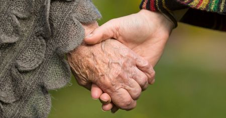 Tak traktuje się ludzi w zakładzie opiekuńczym w Siennicy. Wstrząsający wpis Andrzeja Saramonowicza
