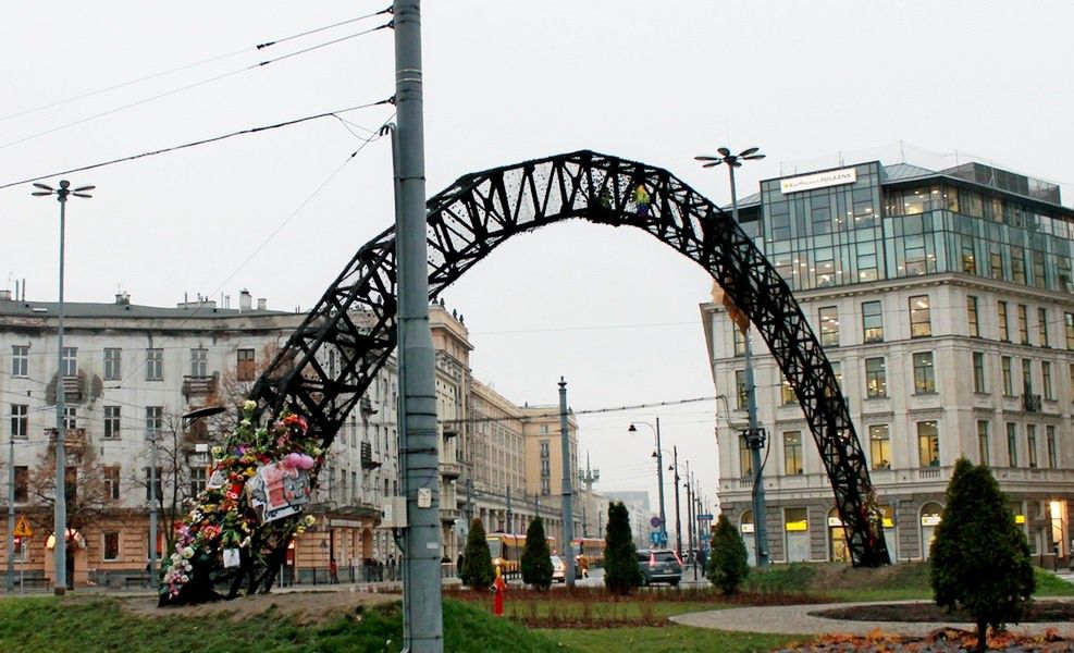 Tęcza czasowo zniknie z placu Zbawiciela