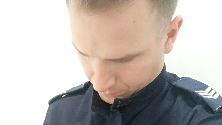 Warszawa. Kot, który utknął pod maską samochodu na Bielanach, dostał pomoc, dom i imię. Zaopiekował się nim jeden z bielańskich policjantów (KSP)
