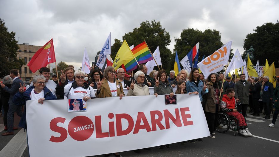 Gdańsk, 31.08.2021. Prezydent Gdańska Aleksandra Dulkiewicz (3L), prezydent Sopotu Jacek Karnowski (5L) oraz dyrektor Fundacji im. Stefana Batorego Ewa Kulik-Bielińska (6L) podczas marszu Porozumienie 2021 z udziałem sygnatariuszy Porozumienia Gdańskiego w Gdańsku, 31 bm. Trasa marszu prowadzi od pomnika Jana III Sobieskiego do historycznej Bramy nr 2 Stoczni Gdańskiej. Trwają obchody 41. rocznicy podpisania Porozumień Sierpniowych. (jm) PAP/Marcin Gadomski