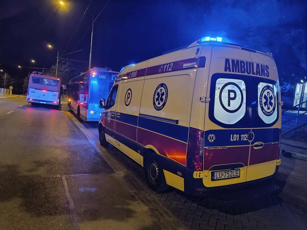 Lublin: Wsiadając do autobusu stracił równowagę i wpadł pod pojazd. Był tak pijany, że usnął w karetce (zdjęcia)