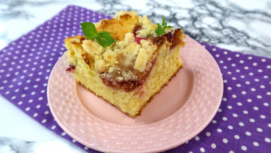 Ciasto drożdżowe ze śliwkami i kruszonką. Fot.: smakowitedania.com