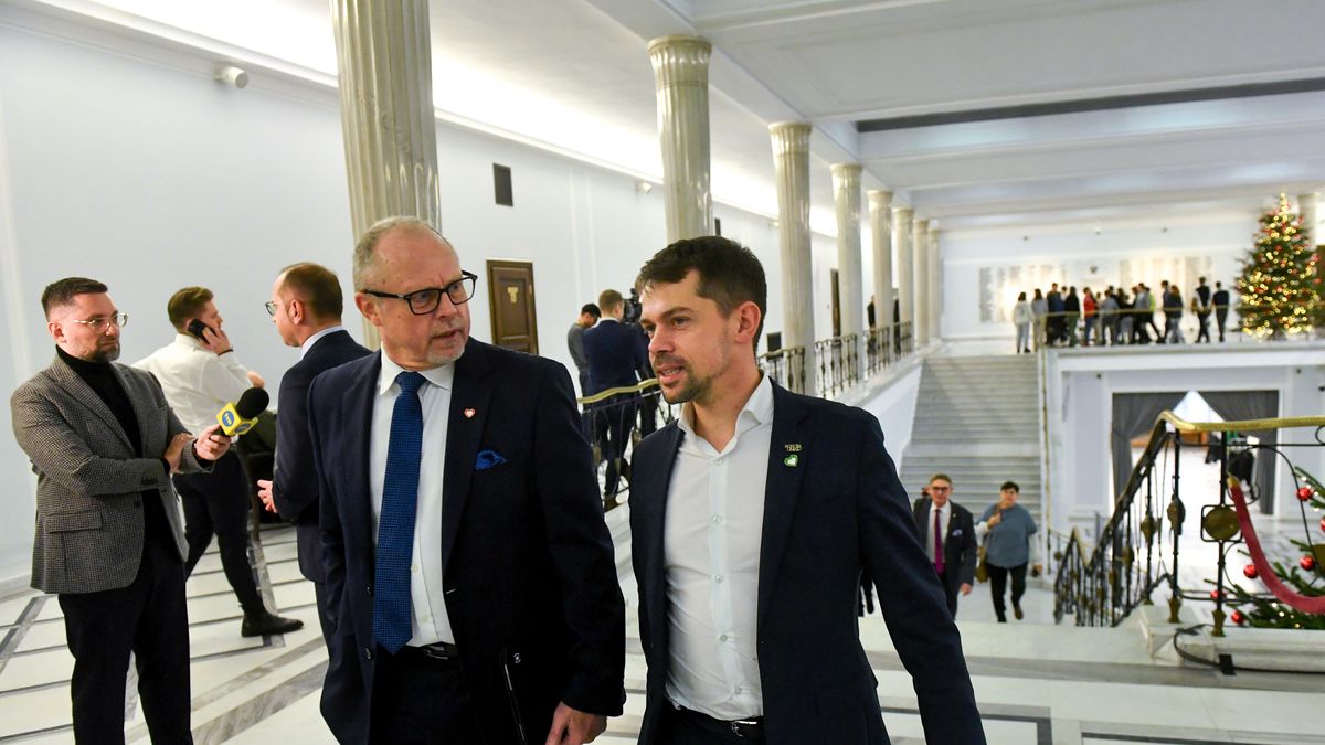 Warszawa, 19.12.2023. Wiceminister rolnictwa i rozwoju wsi Michał Kołodziejczak (P) oraz poseł KO Jacek Protas (2P) w Sejmie w Warszawie, 19 bm. Sejm zajmie się na posiedzeniu m.in. uchwałą powołującą komisję śledczą ws. tzw. afery wizowej. (jm) PAP/Piotr Nowak