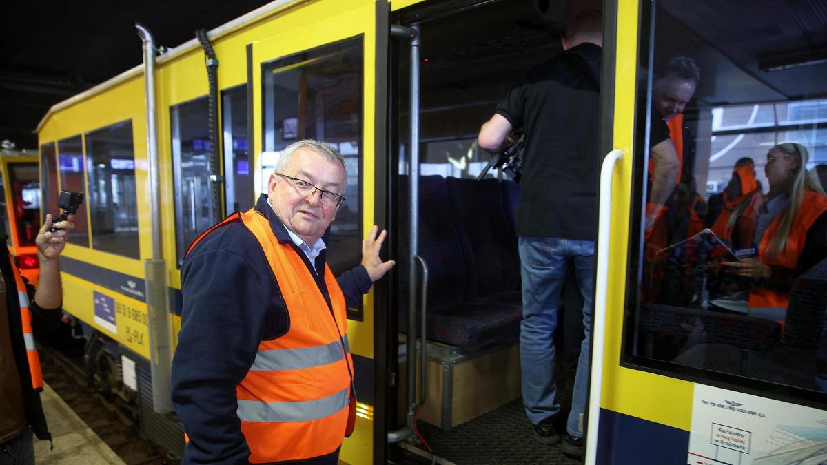 10 czerwca, Andrzej Adamczyk podczas przejazdu technicznego w związku z oddaniem do ruchu nowego toru na kolejowej linii średnicowej w Krakowie 