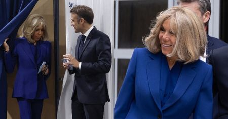 Brigitte Macron i Emmanuel Macron "meldują się" w lokalu wyborczym. Pierwsza dama postawiła na kobaltowy komplet (ZDJĘCIA)