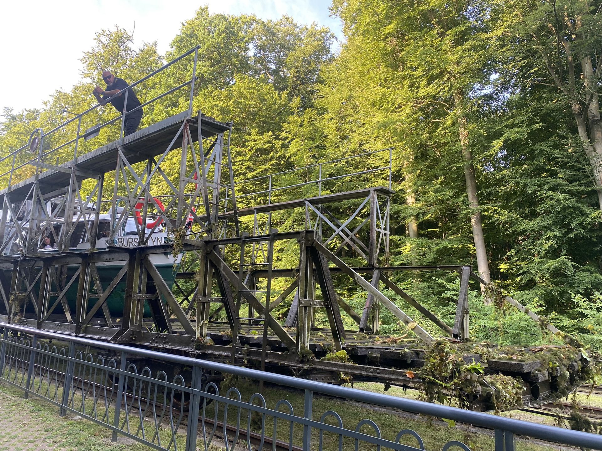 Statek "jedzie" po trawie. To jedyna taka atrakcja turystyczna na świecie. Rejs trwa kilka godzin, ceny zaczynają się od ok. 100 złotych za osobę dorosłą