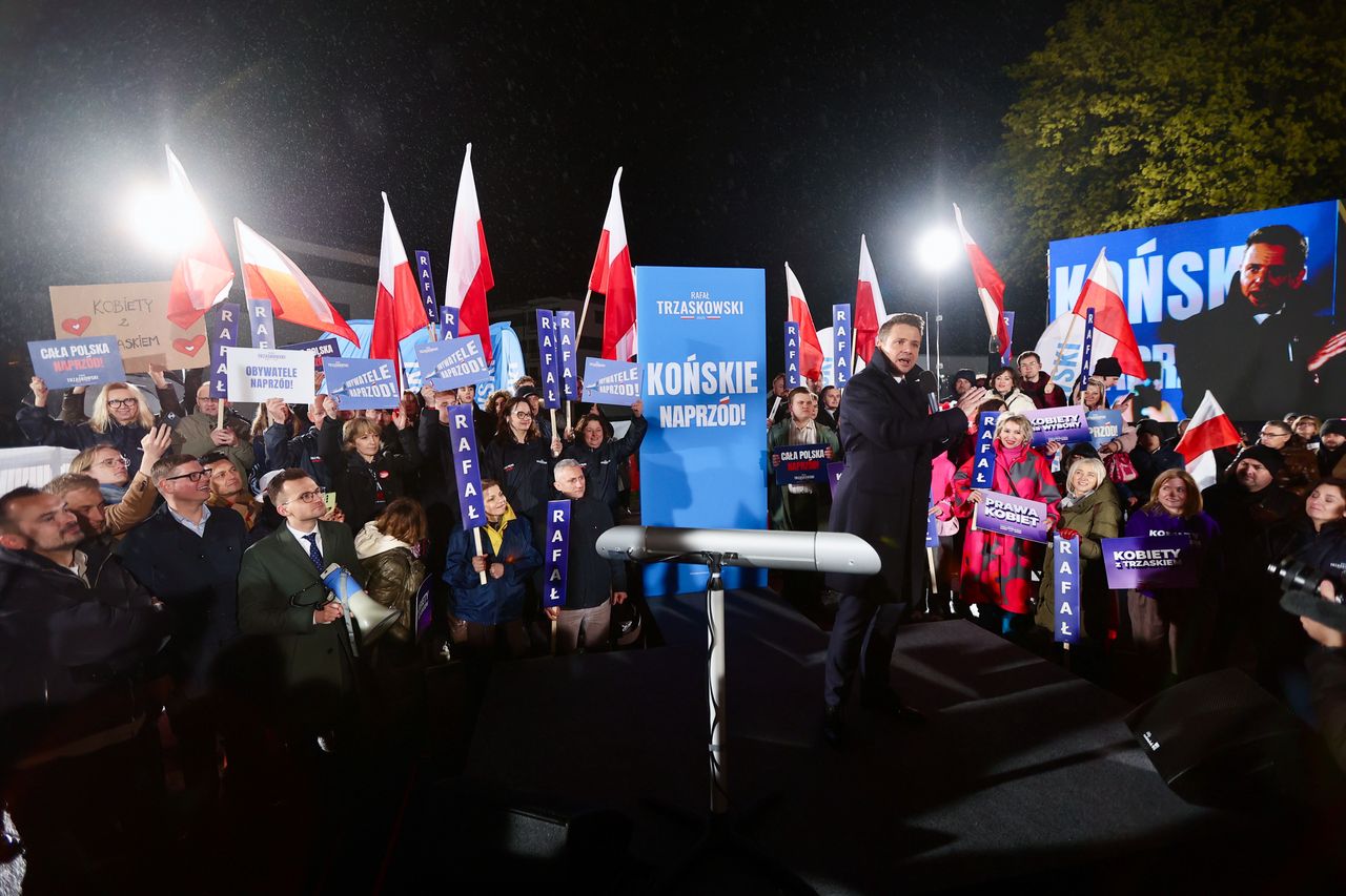 Kandydat KO Rafał Trzaskowski po debacie prezydenckiej w Końskich