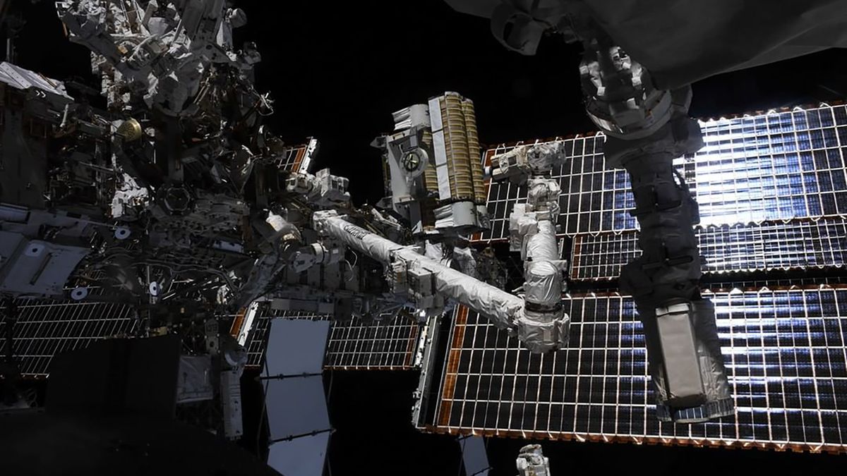 Fotowoltaika na ISS. Tak wygląda montowanie paneli słonecznych w kosmosie 1