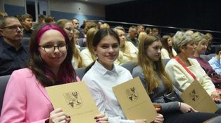 Głogów: Prezydenckie stypendia rozdane. Za świetnie wyniki w nauce nagrodzono ponad 400 prymusów