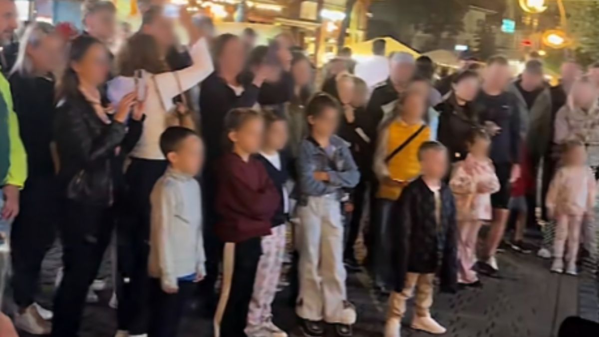 Ludzie nagrywali występ na Krupówkach.